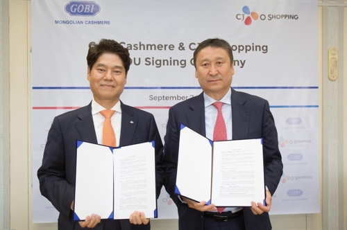 (사진 왼쪽부터)CJ오쇼핑 허민회 대표, 고비(GOBI) 그룹의 바타사이칸 차가치(Baatarsaikhan Tsagaach) 회장.
