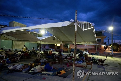 지진 피해 후 노숙하는 후치탄 주민들