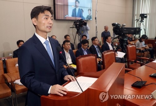 박성진 인사말(서울=연합뉴스) 신준희 기자 = 박성진 중소벤처기업부 장관 후보자가 11일 서울 여의도 국회에서 열린 인사청문회에서 인사말을 하고 있다. 2017.9.11hama@yna.co.kr