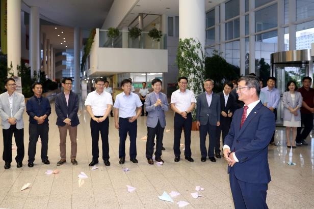 환송받는 김갑섭 전 행정부지사