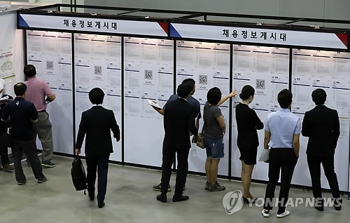 2017 현대·기아차 협력사 채용박람회(대구=연합뉴스) 김준범 기자 = 6월 29일 대구 엑스코에서 열린 현대·기아자동차 협력사 채용박람회를 찾은 구직자들이 채용정보 게시판을 살펴보고 있다. 2017.6.29psykims@yna.co.kr(끝)
