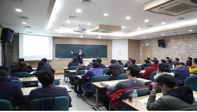 도로교통공단에서 운전면허 정지·취소자를 대상으로 교통안전교육을 진행하고 있다.