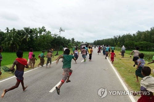 구호물품을 얻기 위해 달려가는 로힝야족 난민 아이들[AFP=연합뉴스 자료사진]