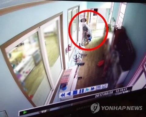 두살배기 쓰러뜨리고 뺨 때린 원장수녀 영장…아동 4명 폭행 - 1