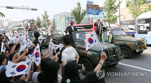 작년 인천상륙작전 전승행사에서 시가행진하는 참전용사들