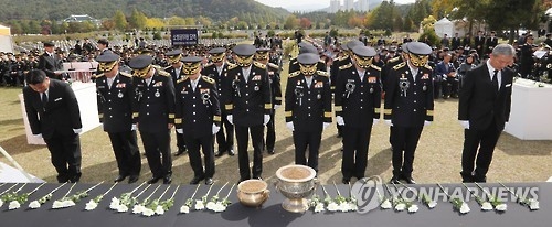 (대전=연합뉴스) 이재림 기자 = 지난해 10월 22일 대전 유성구 국립대전현충원에서 열린 제13회 순직 소방공무원 추모식에서 지역 소방본부장을 비롯한 현직 소방관이 헌화하고서 묵념하고 있다.