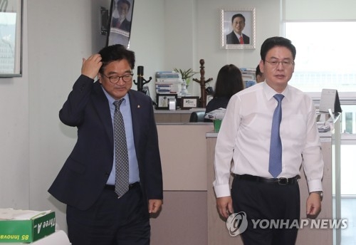 정우택 "'김명수 불가' 당론 변함없어…표결엔 참여" - 1