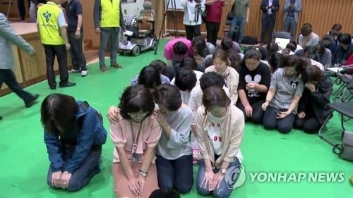 무릎 꿇고 특수학교 설립 호소하는 엄마들