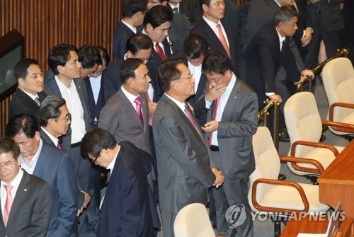 한국당 "이탈표 없었다"…바른정당은 '반신반의' - 1