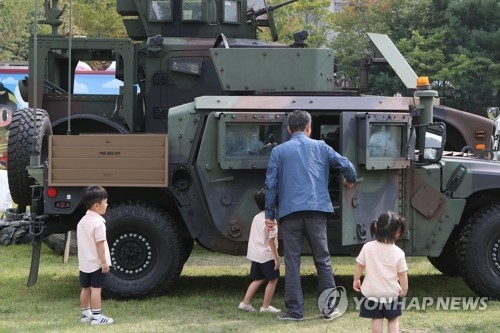 험비 살펴보는 어린이들