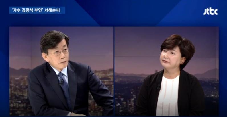 JTBC '뉴스룸'에 출연한 故김광석 부인 서해순 씨(오른쪽)
