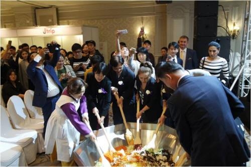 한국관광대 호텔조리과 이순옥 교수가 지난 15~16일 카자흐스탄 알마티에서 열린 '한국문화관광대전'에서 '한국의 맛'을 홍보했다.