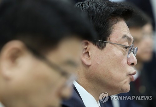 한국당, '노 前대통령 뇌물수수 의혹' 특검카드 맞불 - 1