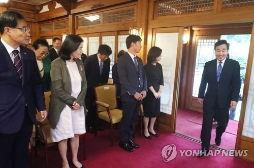 차관급 공직자에게 임명장 주기위해 도착한 이낙연 총리