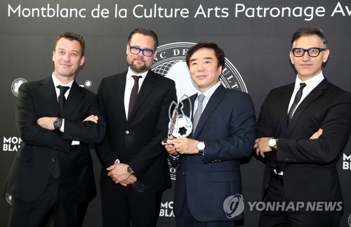 (서울=연합뉴스) 이재희 기자 = 26일 서울 종로구 가나아트센터에서 열린 '제26회 몽블랑 문화예술 후원자상 시상식'에 앞서 에릭 에더 몽블랑코리아 지사장(왼쪽부터), 틸 펠라스 몽블랑 문화재단 공동 이사장, 한국 수상자인 이호재 가나아트·서울옥션 회장, 샘 바더윌 몽블랑 문화재단 공동 이사장이 포즈를 취하고 있다. 2017.9.26 scape@yna.co.kr