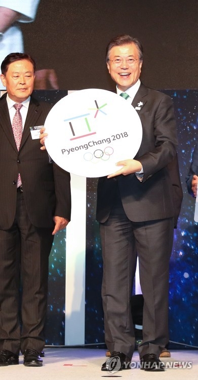 문 대통령, 평창올림픽 배지 들고 환한 웃음