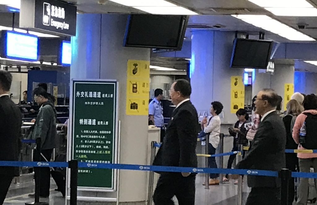 베이징 서우두 공항 통관 검색대로 가는 북한 리용호 외무상. 2017. 9.28. (베이징=연합뉴스)
