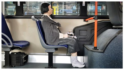 한 승객이 소녀상에 숄을 두르고 버선을 신겨준 모습