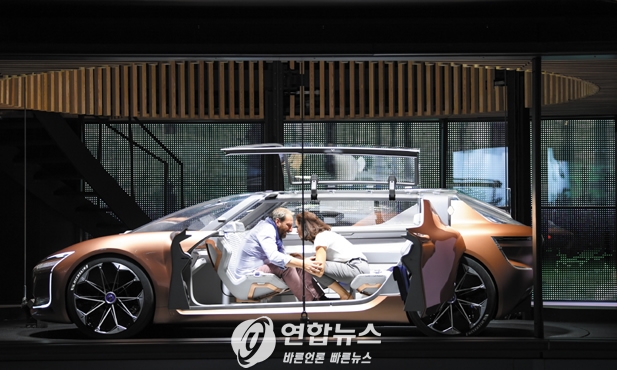 르노가 공개한 자율주행 콘셉트카 ‘심비오스’. 운전대와 페달이 없어 앞좌석과 뒷자리가 마주보는 형태다. DPA_연합뉴스