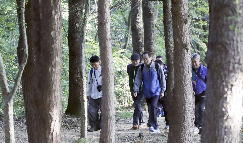 송하진 전북지사 연휴 맞아 '전북 산하 200리길 따라 걷기' 나서 - 1