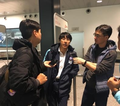 신태용 축구대표팀 감독이 9일(한국시간) 스위스 취리히 국제공항에 도착해 취재진과 인터뷰를 하고 있다.