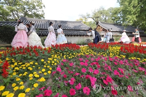 전주 한옥마을 꽃밭에서 '찰칵'(전주=연합뉴스) 임채두 기자 = 추석 연휴 마지막날인 9일 오후 전북 전주시 완산구 한옥마을에서 관광객들이 사진을 찍고 있다. 2017.10.9doo@yna.co.kr(끝)