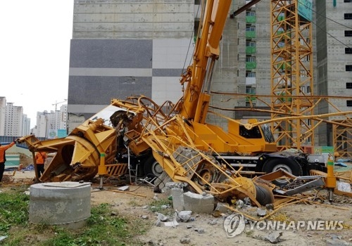 (의정부=연합뉴스) 최재훈 기자 = 지난 10일 오후 1시 36분께 경기도 의정부시 낙양동의 아파트 공사 현장에서 철거작업 중이던 타워크레인이 쓰러지는 사고가 났다.