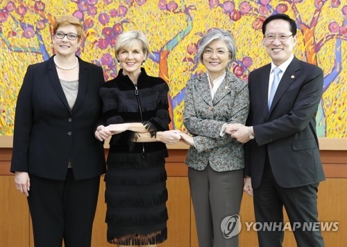 손 잡은 한-호주 외교ㆍ국방 장관들(서울=연합뉴스) 이상학 기자 = 한국과 호주 외교ㆍ국방 장관들이 13일 오전 서울시 종로구 도렴동 외교부 청사에서 제3차 한-호주 외교·국방 장관회의 시작에 앞서 기념촬영을 하고 있다. 오른쪽부터 송영무 국방부 장관, 강경화 외교부 장관, 줄리 비숍 호주 외교장관, 머리스 페인 호주 국방장관. 2017.10.13