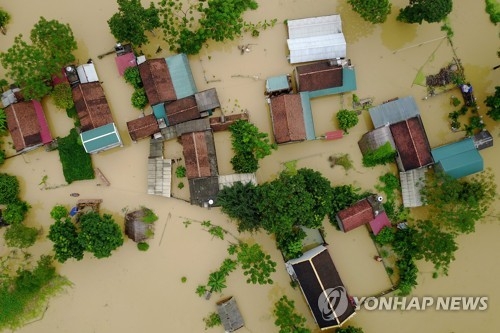홍수로 잠긴 하노이 외곽의 한 마을[EPA=연합뉴스]