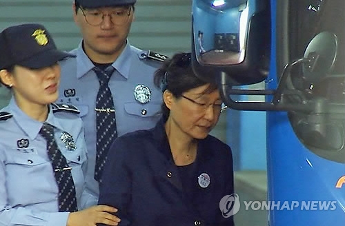 한국당 "법원, 정치권 압력에 굴복…朴구속연장은 인권침해" - 1