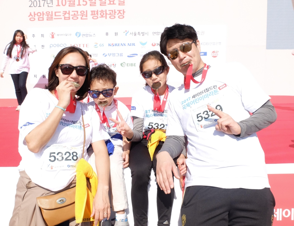 두 자녀와 함께 '2017 서울국제어린이마라톤'에 참가한 홍승빈·강은구 부부는 큰애가 태어나면서부터 10년째 네팔 아동과 결연해 후원하고 있다.