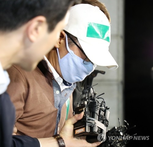 압송된 엔씨소프트 윤송이 사장 부친 살해 용의자