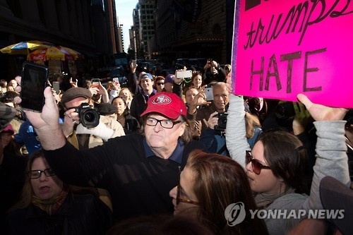지난해 11월 반 트럼프 시위에 참석한 영화감독 마이클 무어