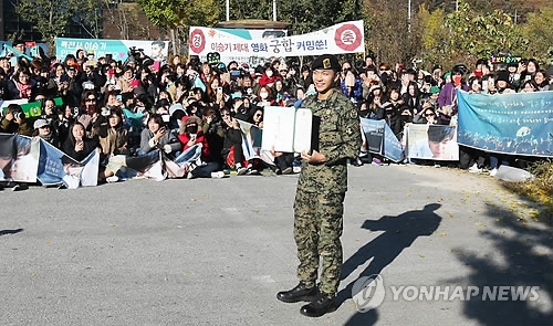 상장 등 보여주는 이승기