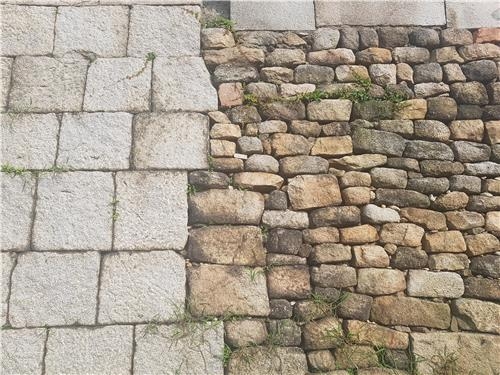 공사 시기에 따라 모습이 다른 성곽