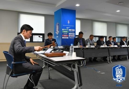 정몽규 대한축구협회장이 8일 이사회에서 임원 선임안 등을 통과시키고 있다.