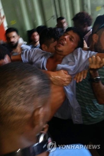 23일 경찰 진입 후 스트레스로 쓰러진 남성. 수용자 압둘 제공[AFP=연합뉴스]