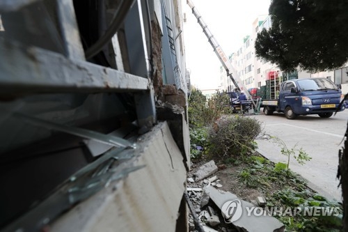 붕괴 우려…아파트 떠나는 주민 [연합뉴스 자료사진]