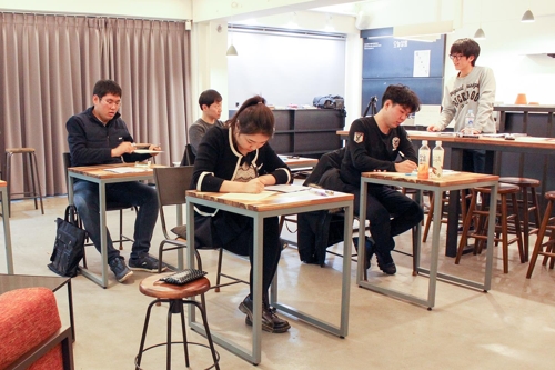 모의 대학수학능력시험 치르는 대학생들