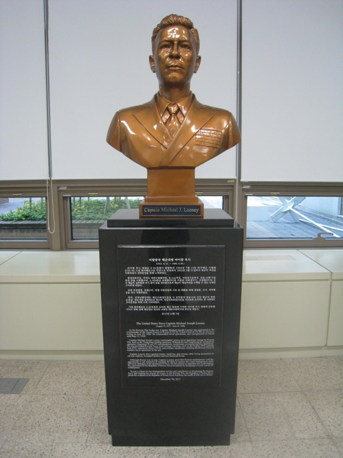 해사에 세워진 마이클 루시 대령 흉상