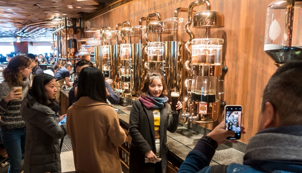 세계 최대 매장에서 "찰칵'(상하이 AFP=연합뉴스) 6일 상하이 스타벅스 리저브 로스터리(Starbucks reserve roastery) 매장에서 시민들이 방문 기념사진을 찍고 있다.