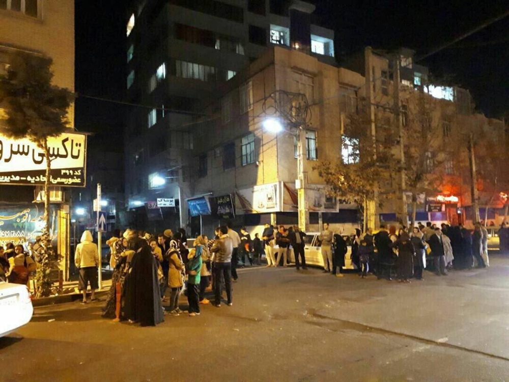 20일 밤 지진이 나 밖으로 대피한 테헤란 시민들[트위터]