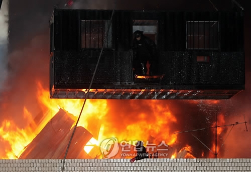 2009년 1월20일 서울 용산 재개발지역의 4층 건물을 점거 농성 중이던 철거민들을 경찰이 진압하는 과정에서 옥상 망루에 불이 붙으며 농성자 5명, 경찰관 1명이 숨졌다. [연합뉴스 자료사진]