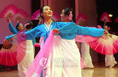 2002년 8.15민족통일대회 참가한 북한 예술단 공연