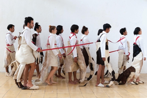 멜라 자스마, 도그 워크, 2채널 비디오, 3분 10초