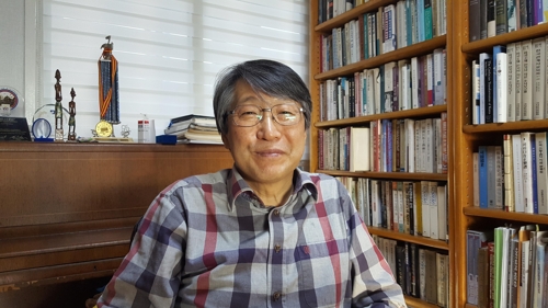 '성재 이동휘 일대기'의 저자인 반병률 한국외대 사학과 교수가 서울 성북구 석관동 자택에서 인터뷰에 응하고 있다.