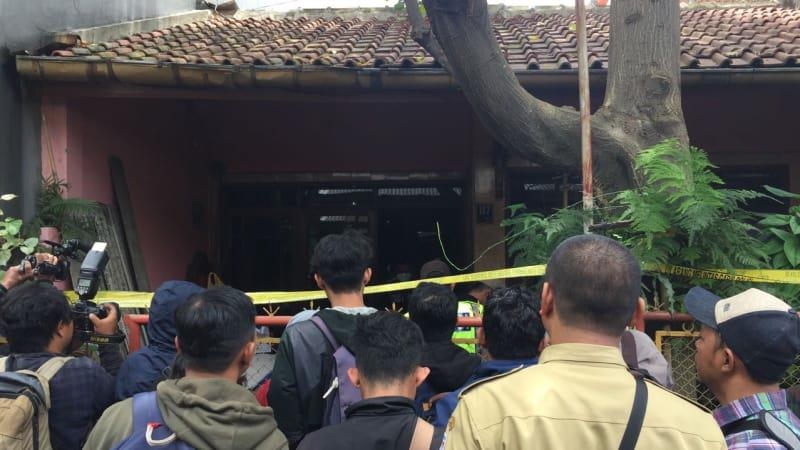 2018년 1월 30일 백골화한 시신 두 구가 발견된 인도네시아 서부 자바주 치마히 지역의 주택 앞에 취재진과 주민들이 몰려 있다. [현지 뉴스포털 쿰파란 홈페이지 캡처=연합뉴스]