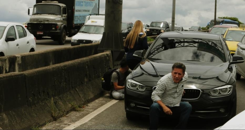 총격전이 벌어지는 동안 도로가 통제되자 운전수들이 차량에서 내려 몸을 숨기고 있다. [브라질 뉴스포털 UOL] 