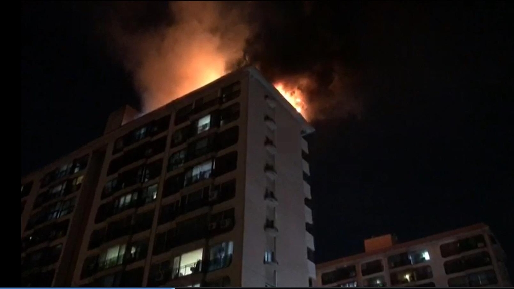 서울 서초구 반포동 아파트 옥상에서 불