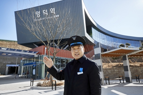 박윤환 영덕역장이 동해선 철도에 대해 설명하고 있다.